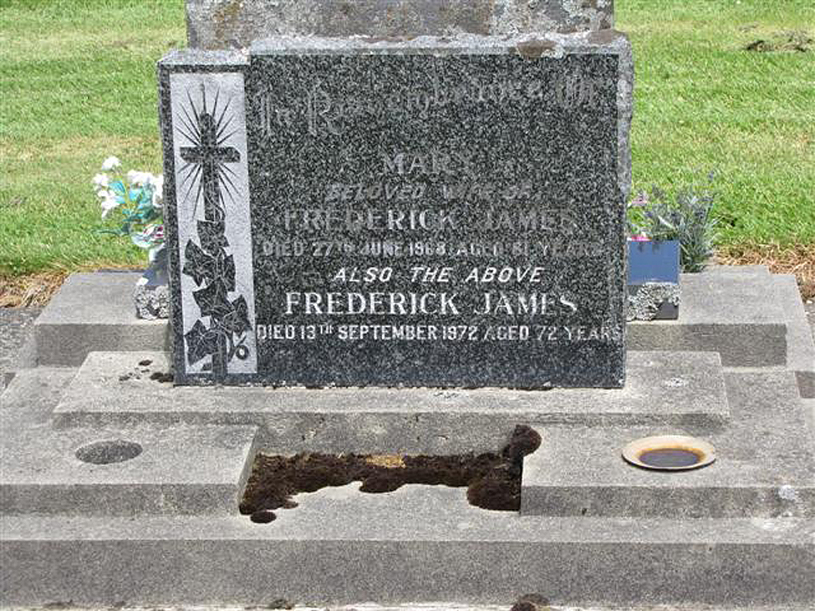 Photo of headstones/Mary Annie Lindsay McLennan died 1968 hdstn Invercargill